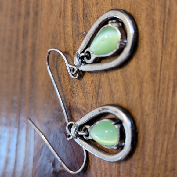 Pale green teardrop earrings - Picture 4 of 4